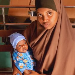 Somalialainen äiti vastasyntyneen lapsen kanssa.