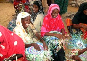Naisia tekemässä käsitöitä Somaliassa.